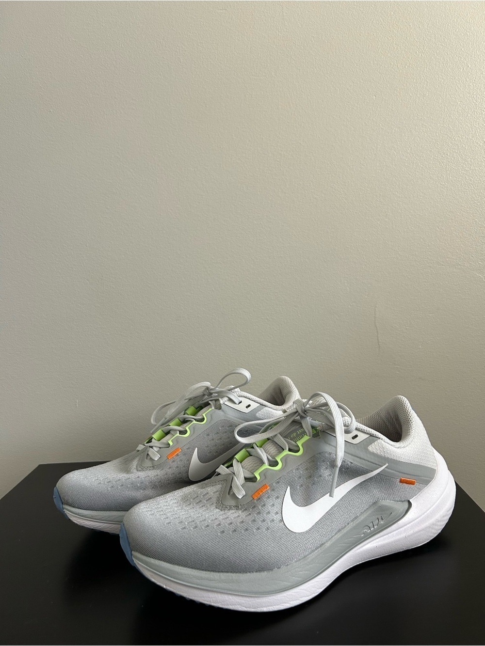 Nike Windflow 10 Light Gray and White Running Shoes with Neon Accents, Size 7.5